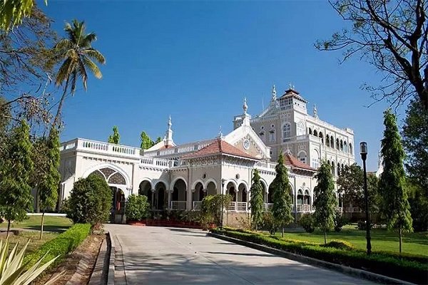 latur to pune cabs